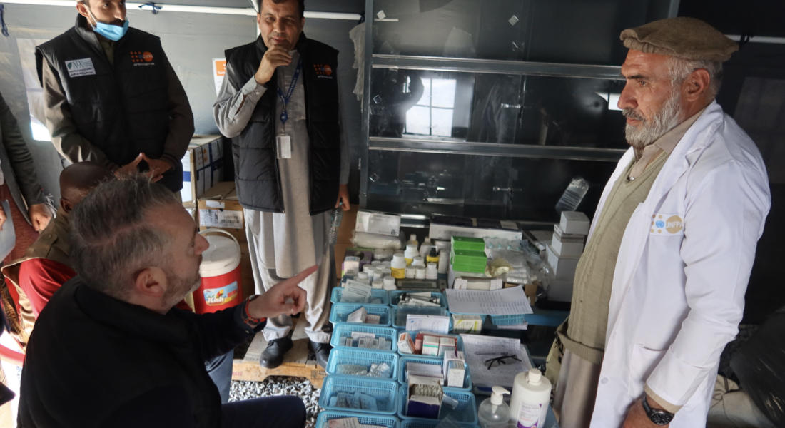 Pio Smith, Regional Director for UNFPA Asia and the Pacific, meets the pharmacist of the UNFPA clinic for returning Afghans in Torkham zero point.