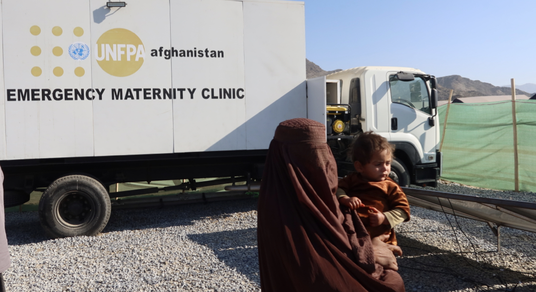 Together with our partners, UNFPA has set up an emergency maternity clinic within the reception centre at zero point in Torkham so that pregnant women can receive life-saving midwifery services and medical supplies for safe births.