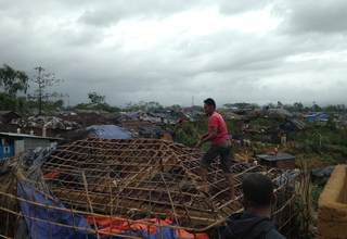 Refugees in Kutupalong camp in Bangladesh rebuild their homes after Cyclone Mora tore through the area. Photo: UNHCR/Shinji Kubo