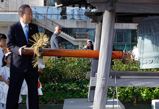 Secretary-General Ban Ki-moon rings the Peace Bell at the annual ceremony held at UN headquarters in observance of the International Day of Peace (21 September)
