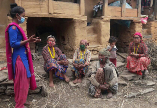 Shilpa Sunar talks with women in her community about COVID-19 and issues facing adolescent girls | Image: UNFPA Nepal