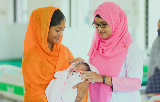 Midwife helps deliver the future in Bangladesh. © UNFPA Bangladesh