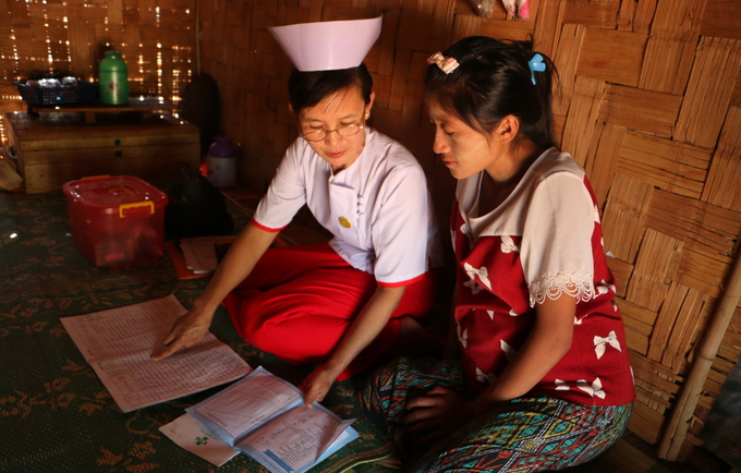 Midwife Nan Mya Phyu discusses family planning with Nan Aye Aye Han in Nam Khoke Village, Shan State, Myanmar