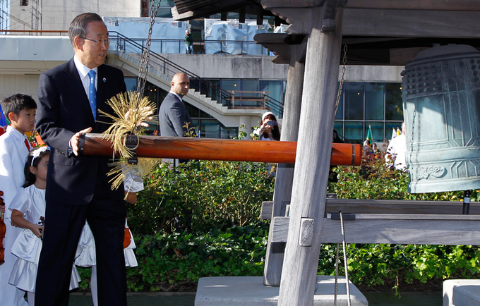 Secretary-General Ban Ki-moon rings the Peace Bell at the annual ceremony held at UN headquarters in observance of the International Day of Peace (21 September)