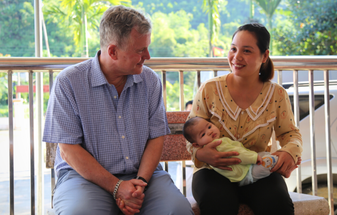 The UNFPA Regional Director for Asia and the Pacific meets with a lady and her newborn from the Binh Trung community in Vietnam