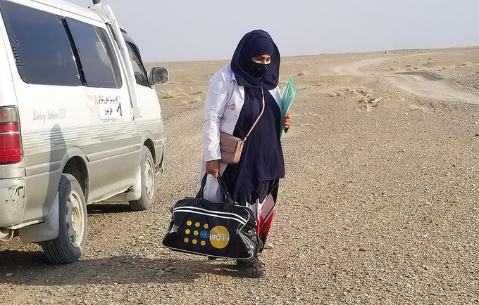 Midwife Suhila Rasuli on her way to visit a pregnant woman in a remote area of Nimroz province, Afghanistan. © Naqibullah Rahimi