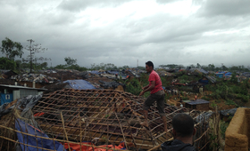 Refugees in Kutupalong camp in Bangladesh rebuild their homes after Cyclone Mora tore through the area. Photo: UNHCR/Shinji Kubo