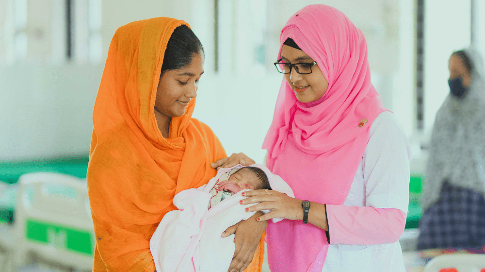 Midwife helps deliver the future in Bangladesh. © UNFPA Bangladesh