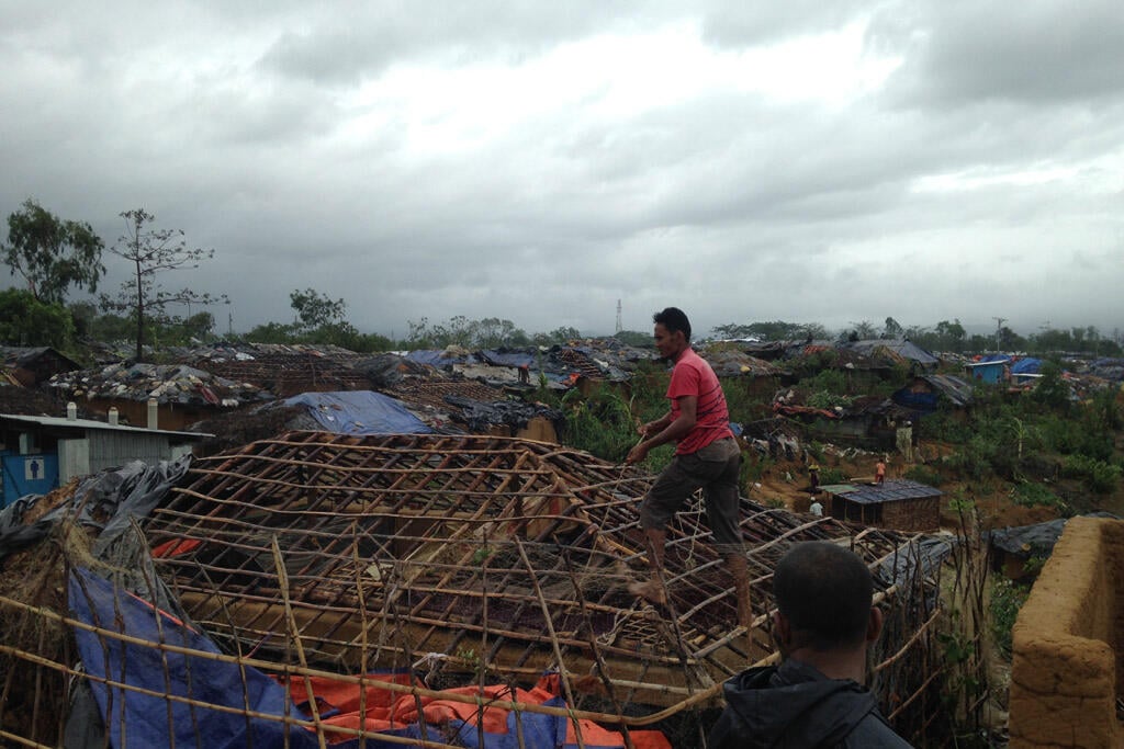 Refugees in Kutupalong camp in Bangladesh rebuild their homes after Cyclone Mora tore through the area. Photo: UNHCR/Shinji Kubo