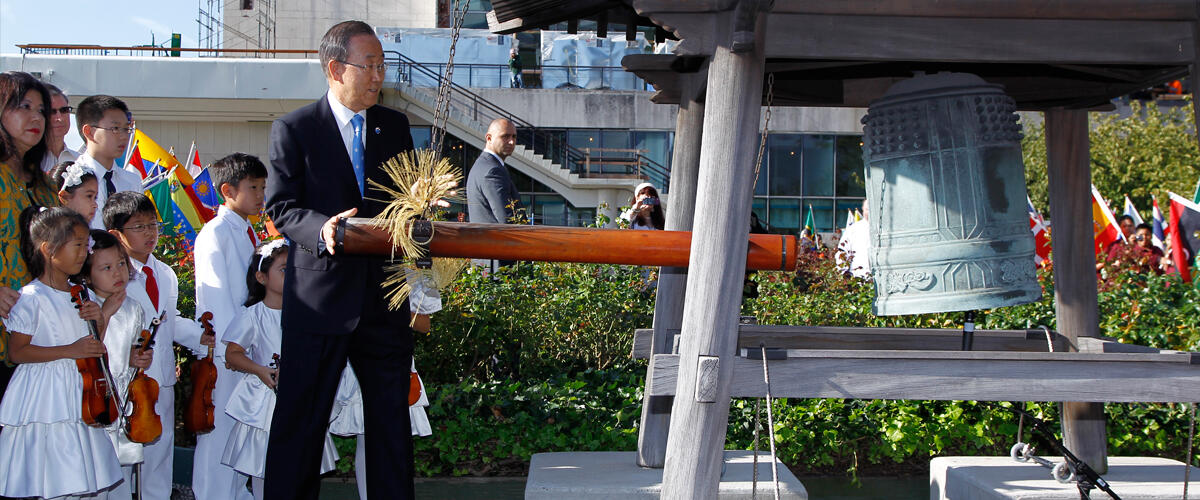 Secretary-General Ban Ki-moon rings the Peace Bell at the annual ceremony held at UN headquarters in observance of the International Day of Peace (21 September)