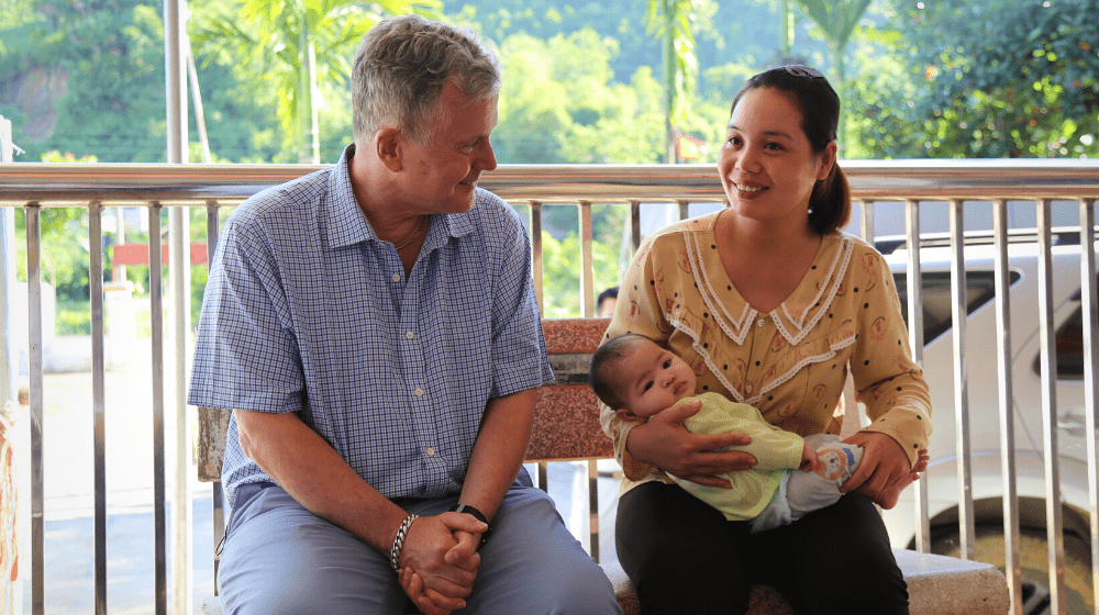 The UNFPA Regional Director for Asia and the Pacific meets with a lady and her newborn from the Binh Trung community in Vietnam