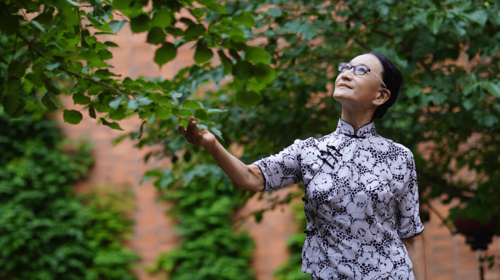 Zhang walks near her home. ©UNFPA China/Liang Si